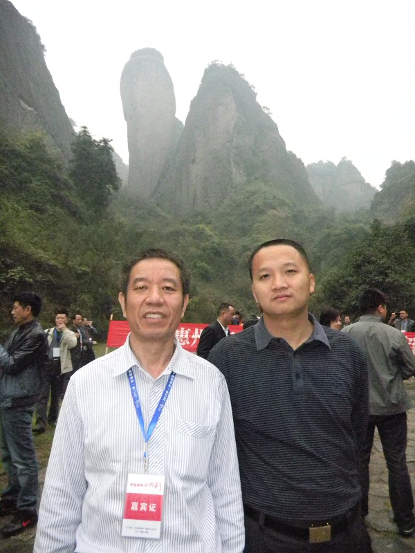 深圳市邵阳商会会长刘长江先生(左)与深圳市邵阳商会秘书长黄丹先生(右)