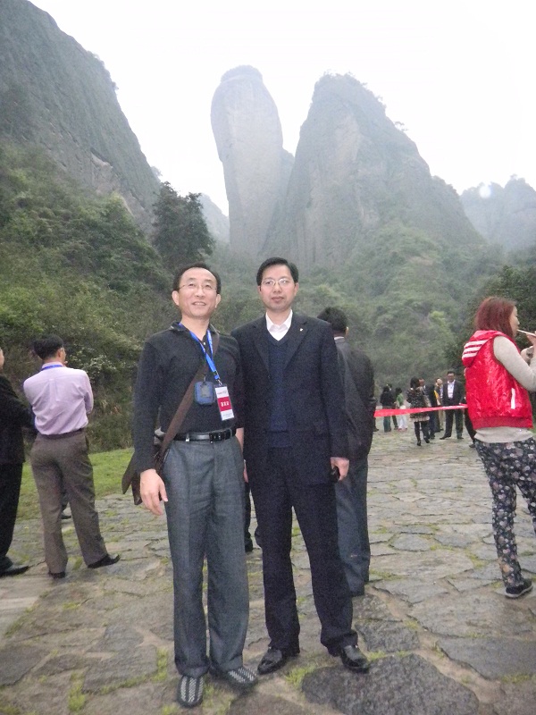 邵阳市旅游局领导与我司总经理韩鹏先生（左）