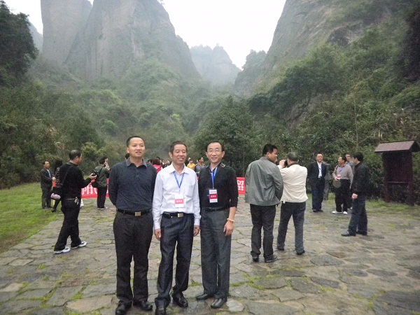 深圳市邵阳商会会长刘长江先生(中)、深圳市邵阳商会秘书长黄丹先生(左)与我司总经理韩鹏先生(右)合影