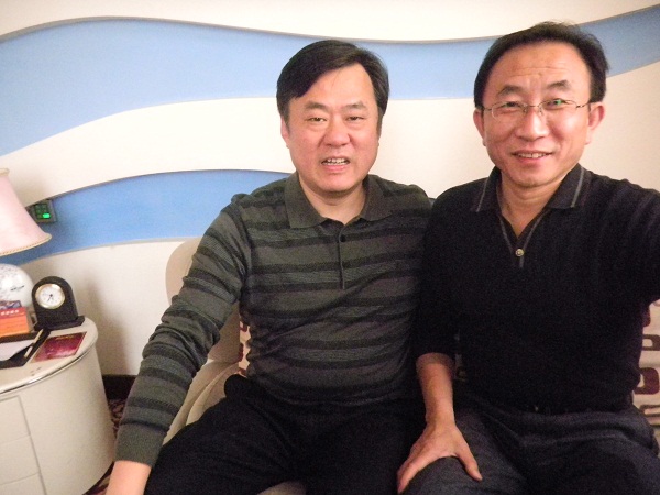 邵阳经委主任、市长助理秦立军(左)与我司总经理韩鹏先生(右)