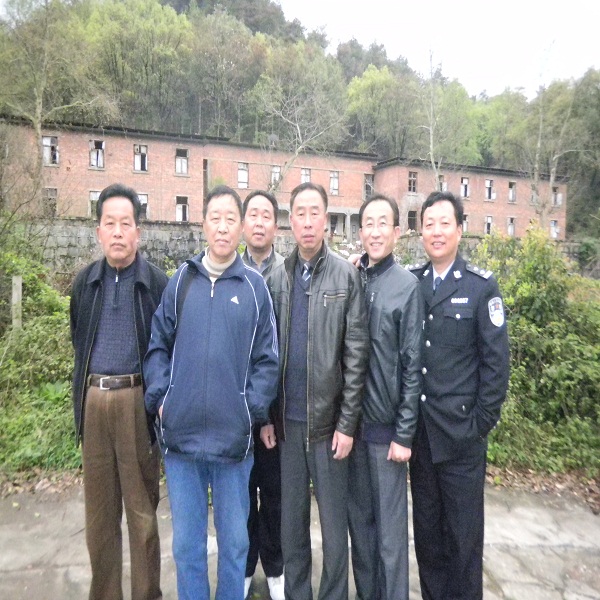 我司总经理韩鹏先生(右二)与湖南洞口县工商界朋友合影